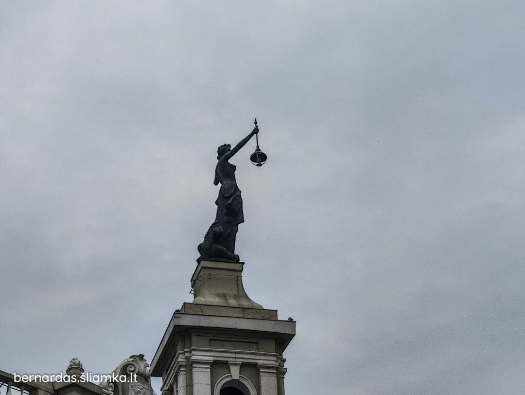 Skulptoriaus Petro Mazūro atkurta skulptūra „Elektra“ ant pastato bokštelio