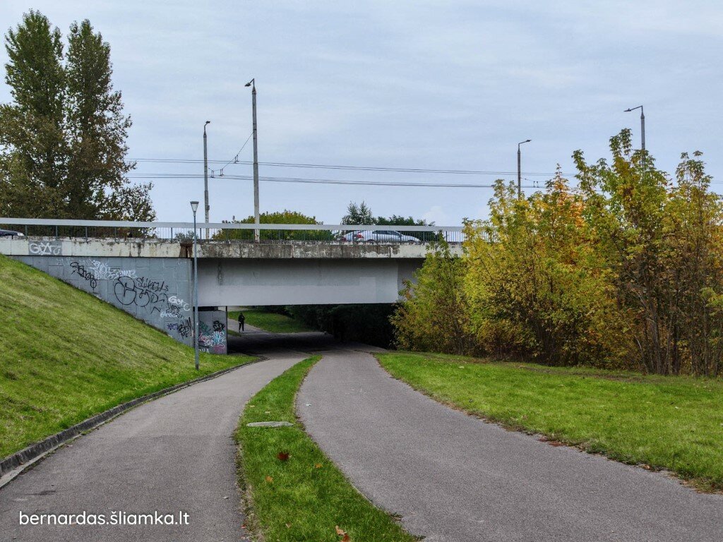 Pėsčiųjų ir dviračių takai palenda po tiltu, taigi, ėjimo nestabdo jokie šviesoforai